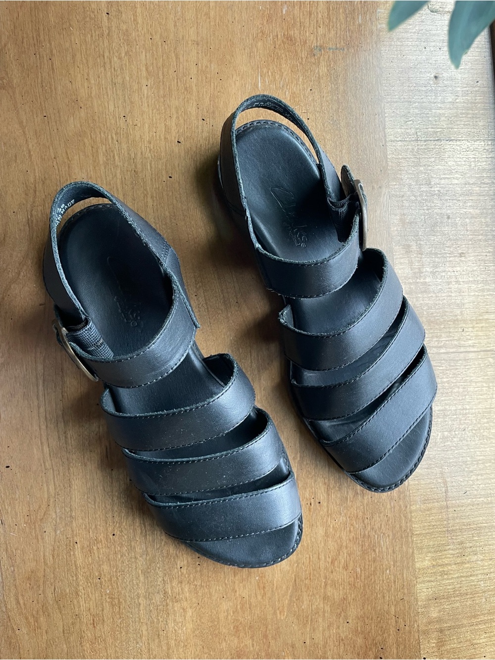 Clarks of England Black Strappy Leather Sandals size 8.5